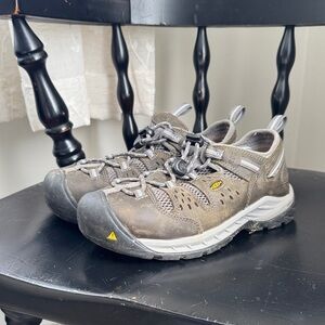 Women’s outdoor shoe